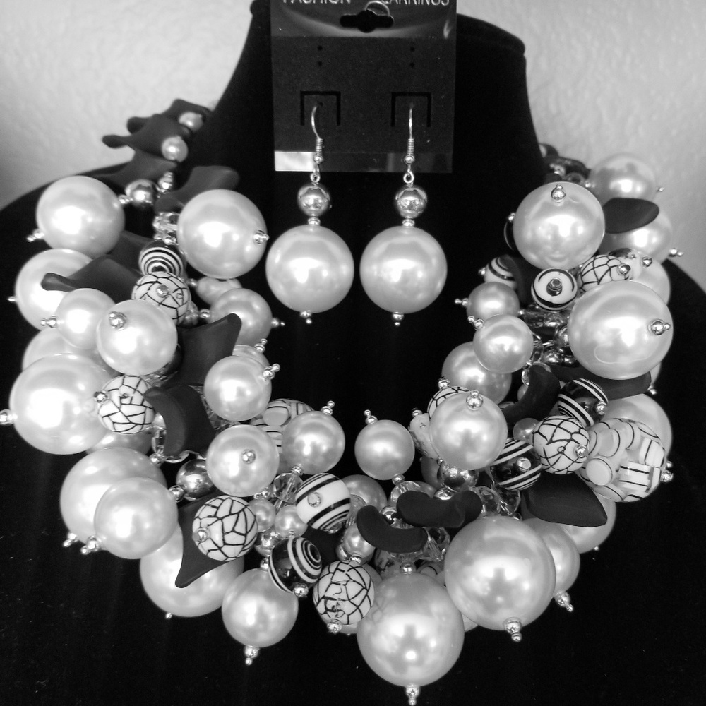 A pearl and black Jade necklace set
